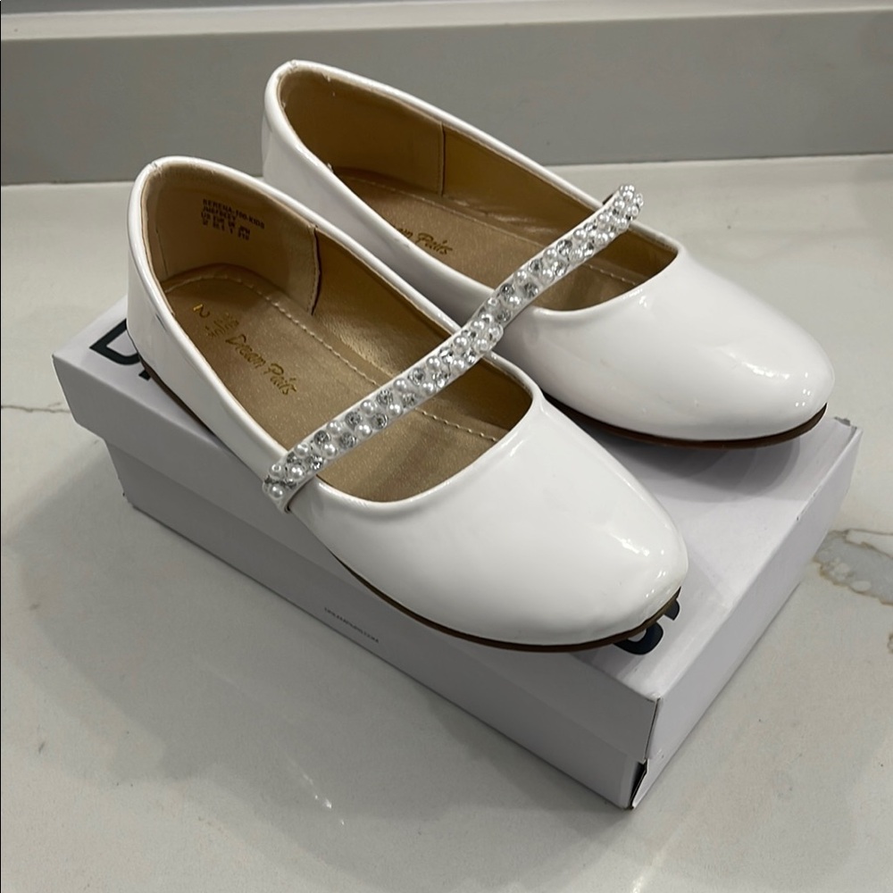 Dream Pairs White Dress Shoes with Classic Silhouette